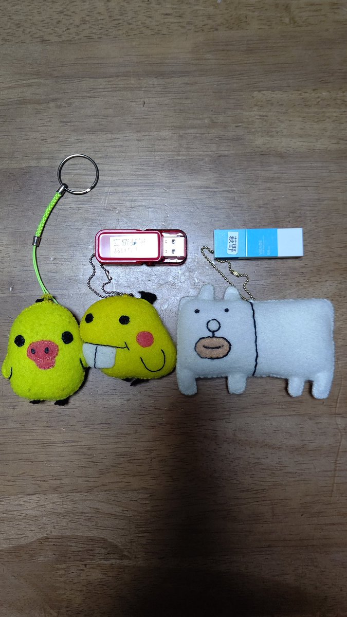 ありがとう。いつも一緒に遅くまで仕事に付き合ってくれて。君たちにはほんと感謝シテル。 #キイロイトリ  #デパッチ  #カッコイイ犬