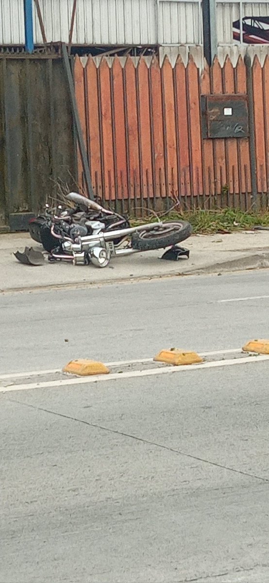 cesarhch's tweet photo. Muy buenos días.
Sábado 9:00 AM. Choque de motociclista con poste alumbrado, calle El Teniente barrio industrial Pto. Montt. Trabajaron unidades de emergencia. https://t.co/79LBqdRMUo
