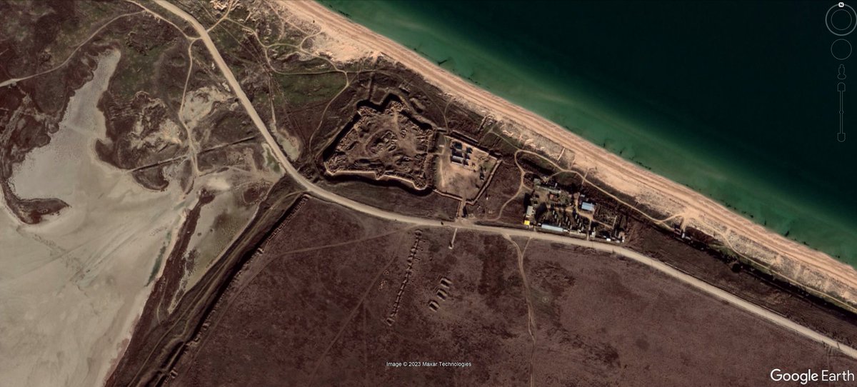 Tendar's tweet photo. Since the occupation of Crimea by Russian troops the Arabat fortress at the Azov Sea has been repurposed being a military installation. Coordinates:
45°17'44.42"N, 35°28'42.92"E
The Arabat fortress is at the most southern end of the Arabat spit.
#Ukraine #Crimea #Arabat https://t.co/ExoVgnLO2Z