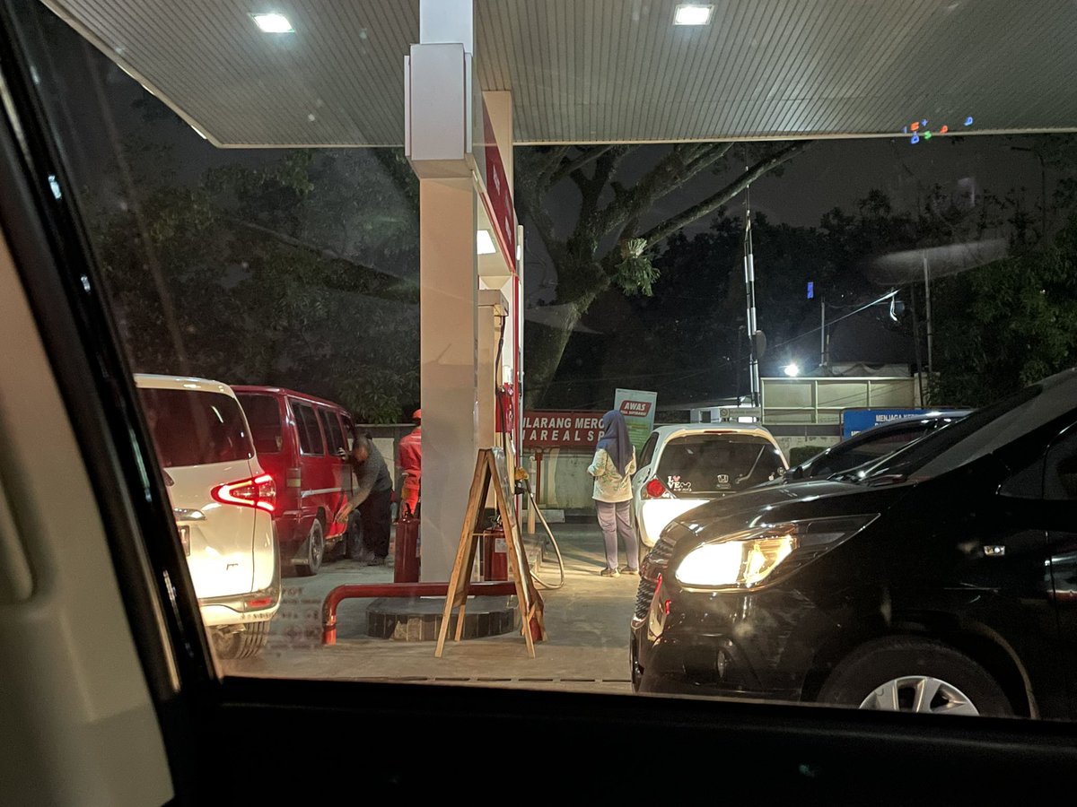 Malem minggu, spbu P buka cuma 1 line mobil 1 line motor masing masing satu orang. Bagimu negeri bagimu negeri