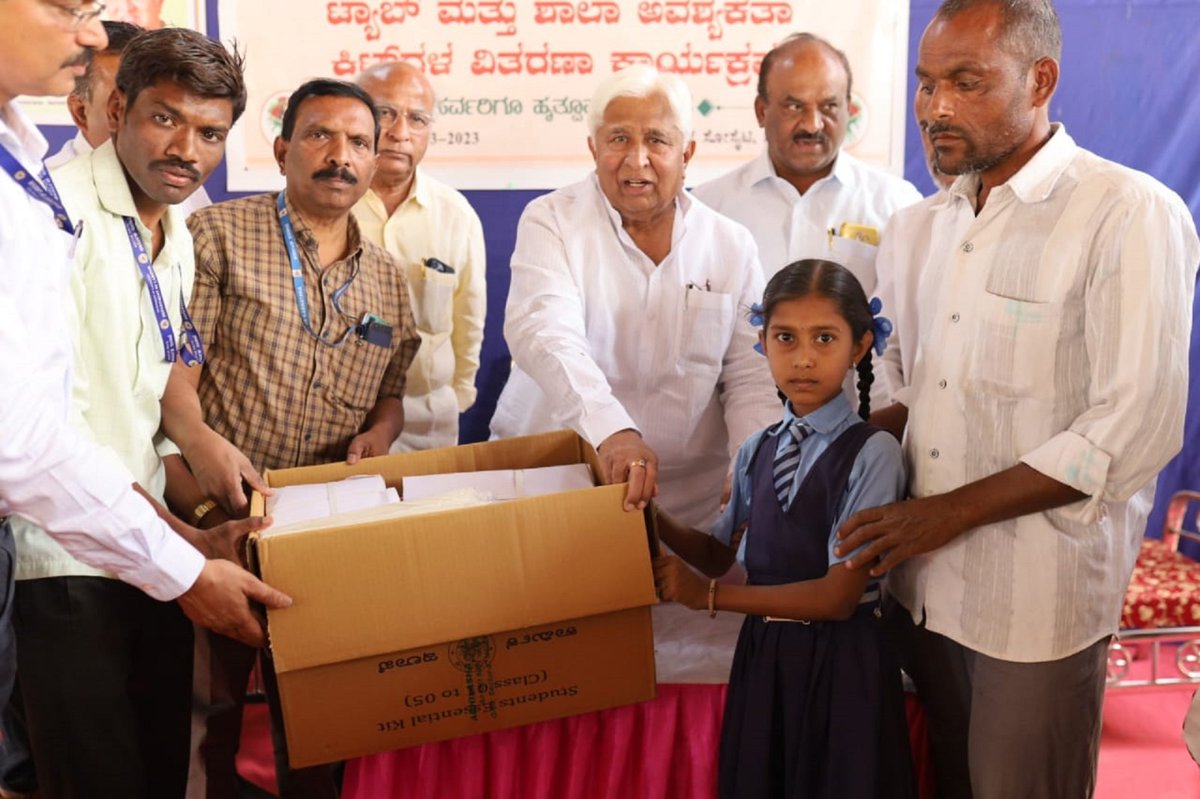 WorkersBoard's tweet photo. ಗದಗದಲ್ಲಿ ಮಂಡಳಿಯ ವತಿಯಿಂದ ನೋಂದಾಯಿತ ಕಟ್ಟಡ ಕಾರ್ಮಿಕರ ಮಕ್ಕಳಿಗೆ ಟ್ಯಾಬ್ ಹಾಗೂ ಶಾಲಾ ಕಿಟ್ಗಳನ್ನು ಮಾನ್ಯ ಶಾಸಕರಾದ ಶ್ರೀ @HKPatilINC ಅವರು ವಿತರಿಸಿದರು.
ಈ ಸಂದರ್ಭದಲ್ಲಿ ಕಾರ್ಮಿಕ ಇಲಾಖೆ ಅಧಿಕಾರಿಗಳು ಉಪಸ್ಥಿತರಿದ್ದರು.
#kbocwwb #ಶ್ರಮಿಕರ_ಕಲ್ಯಾಣ #benefitsoflabourcard https://t.co/4TkBDOVGAO