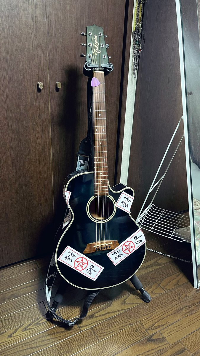 Takarame_Knite's tweet photo. 昨日ゲスト出演したときに使ってた封印ギター。
本番中床に落ちたのは多分呪いのせいです。
#未確認飛行物体を確認しました
#ACTHOUSE7 https://t.co/TlxF26Kx58