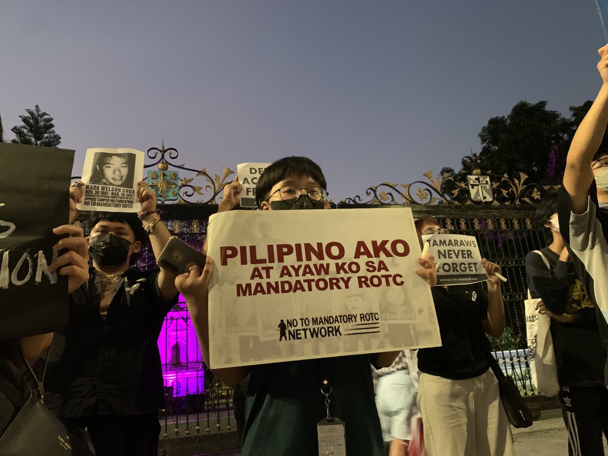 LOOK: Various youth groups and individuals gathered at UST today, March 18, to commemorate the 22nd death anniversary of Thomasian ROTC cadet Mark Welson Chua who was killed for exposing the corruption of their ROTC unit.

#JusticeForMarkWelsonChua 
#NoToMandatoryROTC