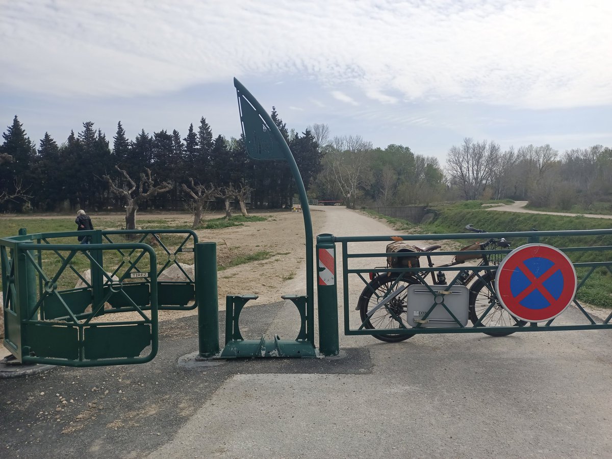 justinevirideau's tweet photo. Chers et chères voyageurs et voyageuses à vélo.
Surtout, évitez la nouvelle passerelle à Sorgues, soi-disant passage de la @ViaRhona, car il y a l'aménagement le plus idiot du monde où vous ne passerez pas avec les sacoches, les remorques, les vélos couchés, etc, etc.
Bisou. https://t.co/yb4UmEyruO