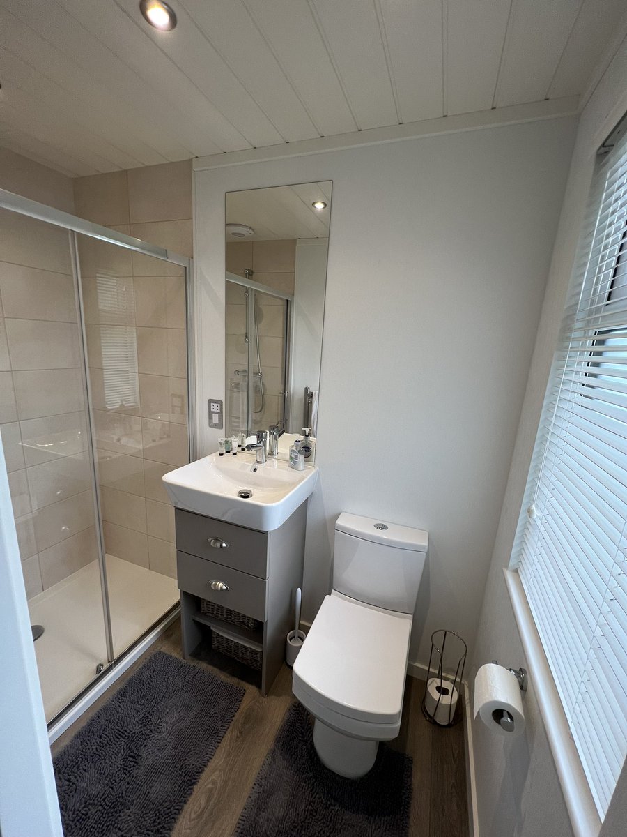 Brownsleisure's tweet photo. The en-suites and main bathroom in the Cambrian Sandalwood https://t.co/9XeFZU6zak