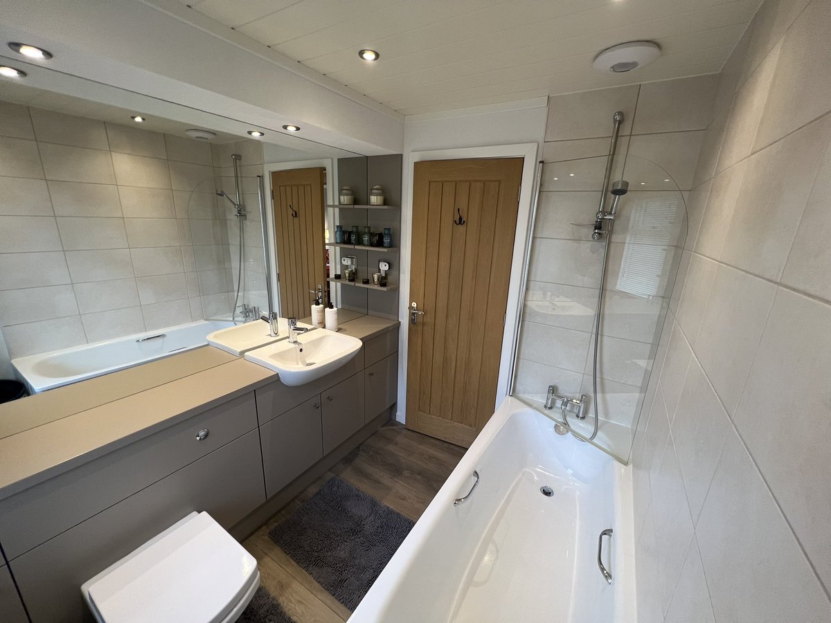 Brownsleisure's tweet photo. The en-suites and main bathroom in the Cambrian Sandalwood https://t.co/9XeFZU6zak