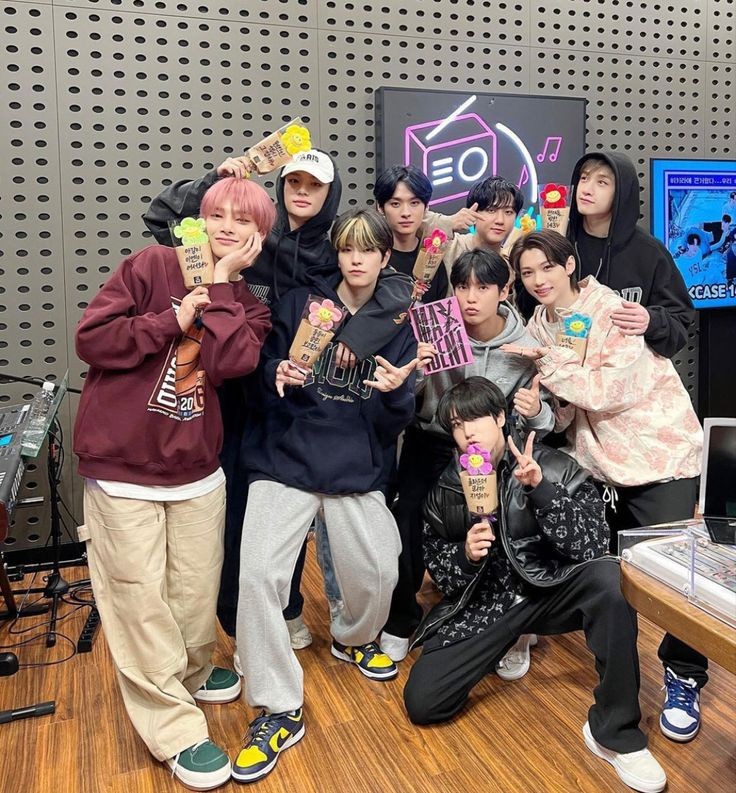 bahngslaychan's tweet photo. STRAY KIDS BUBBLE CEKILIS ‼️
ㅡ hem cok istedigim bir sey oldugu icin hem yeni hesaba tasindigim icin cekilis yapiyorum. 
ㅡ kazanana istedigi bir uyenin bubbleini alacagim. 
ㅡ 1 nisanda aciklayacagim
ㅡ sartlar gorselde 👇🏾 https://t.co/tqpztCcmDJ
