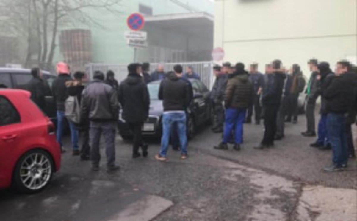 infoladen_wels's tweet photo. 18.03.2020: Schichtarbeiter*innen in #Linz bestreiken spontan einen Metallbetrieb und verlangen Maßnahmen zum Schutz vor #COVID19

Nach zwei Stunden wird, auf anraten der Schichtleitung und des Betriebsrats(!), die Arbeit "unter Protest" wieder aufgenommen.
Tags zuvor...

1/x https://t.co/ppoPvWTDOk