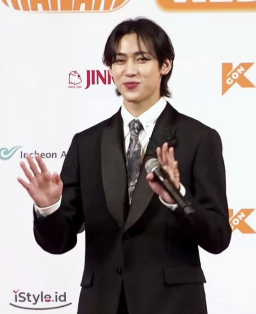 แจก100บาท 2 รางวัลค่ะ รีทวิต เมนชั่น ติดแทร็กให้พี่แบมแบมค่ะ BAMBAM IN KCON2023  <a href="/BamBam1A/">BamBam</a>  
#BAMBAMKCON2023TH MC หล่อมากค่ะ😻🫰