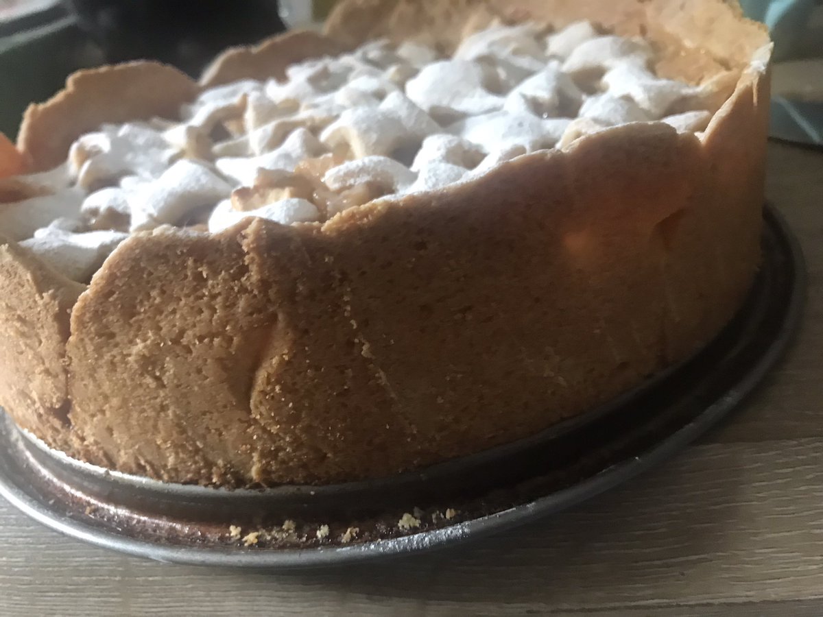 realityglimpses's tweet image. Jadę. Jest pierwszy sukces. Idealnie otworzona, utrzymana forma kwiatu. Ciasto cienkie. Prawie jak mgiełka i nadal lekko chrupkie….#szarlotkaTeam #inMyKitchen #kitchenLife #tableStories