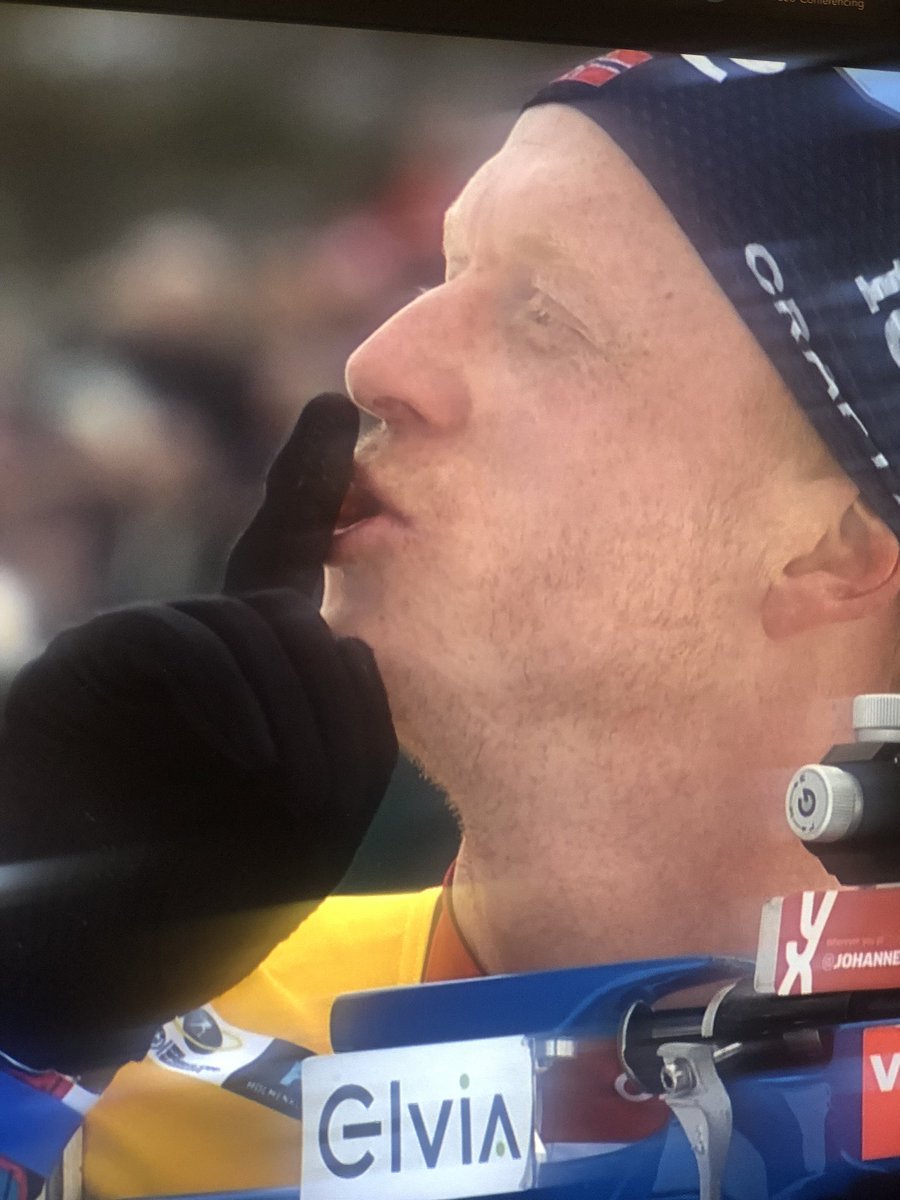 SosioAndrea's tweet photo. Il Re 👑 chiede silenzio al pubblico e al suo pari (Harald V di Norvegia🇳🇴) prima di rilasciare l’ultimo colpo della sua gara (solitaria) Inseguimento.
#puredominance https://t.co/O3wmlCDtTI