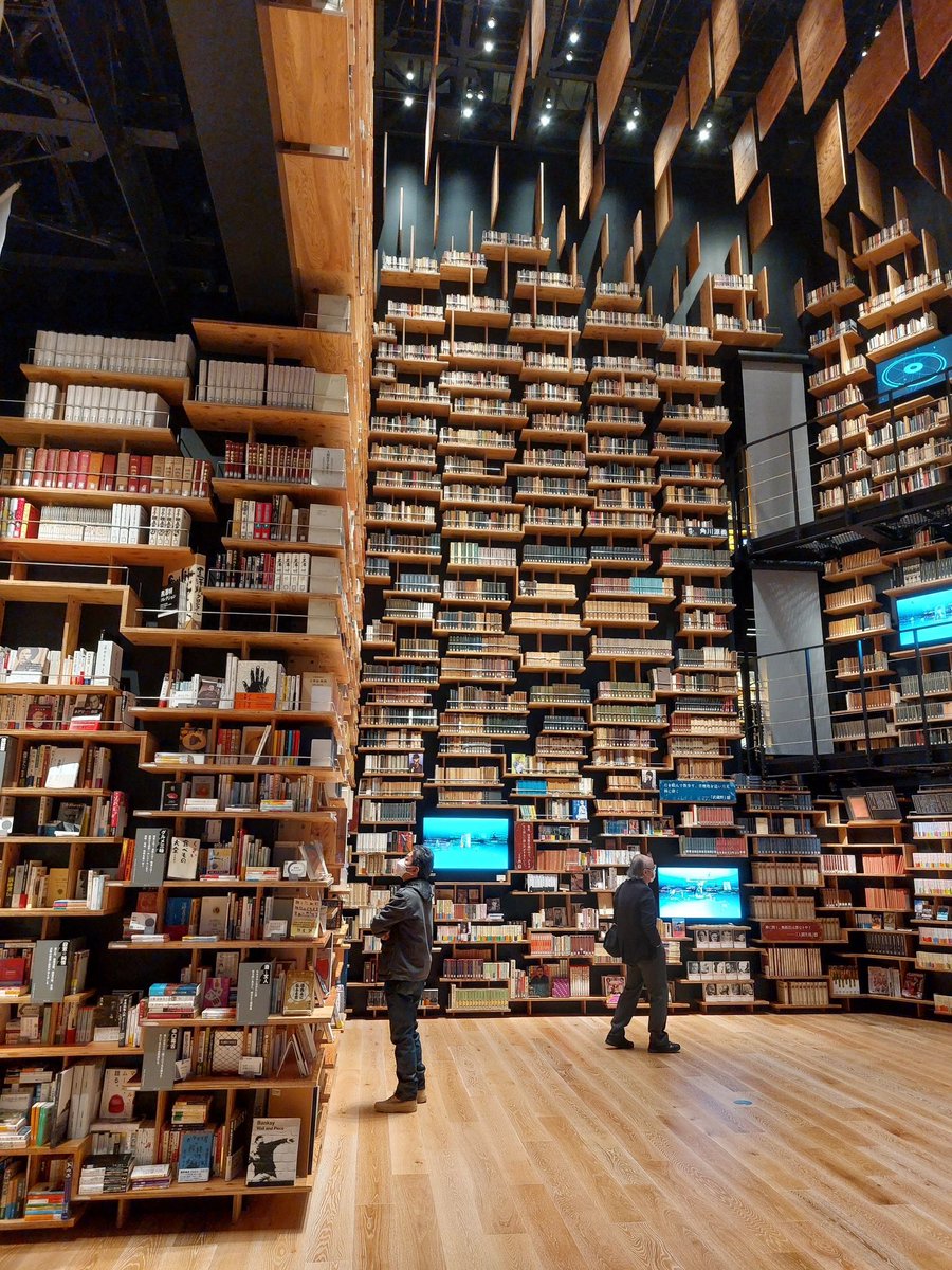 TyphoonBooks's tweet image. เจ้าสำนักไต้ฝุ่น @prabdayoon มีโอกาสไปเยือน Kadokawa Culture Museum ที่จังหวัดไซตามะ ประเทศญี่ปุ่น เราขอนำบรรยากาศที่นั่นมาให้ชมกันค่ะ
.
ตึกพิพิธภัณฑ์ออกแบบโดย Kengo Kuma ภายในมี 5 ชั้น โดดเด่นที่สุดคงเป็นชั้น 4 ที่มีส่วนผสมสนุกๆของความเป็นห้องสมุด (เปิดหนังสืออ่านได้)  
.
1/3