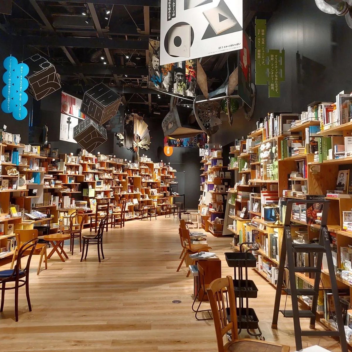 TyphoonBooks's tweet image. เจ้าสำนักไต้ฝุ่น @prabdayoon มีโอกาสไปเยือน Kadokawa Culture Museum ที่จังหวัดไซตามะ ประเทศญี่ปุ่น เราขอนำบรรยากาศที่นั่นมาให้ชมกันค่ะ
.
ตึกพิพิธภัณฑ์ออกแบบโดย Kengo Kuma ภายในมี 5 ชั้น โดดเด่นที่สุดคงเป็นชั้น 4 ที่มีส่วนผสมสนุกๆของความเป็นห้องสมุด (เปิดหนังสืออ่านได้)  
.
1/3
