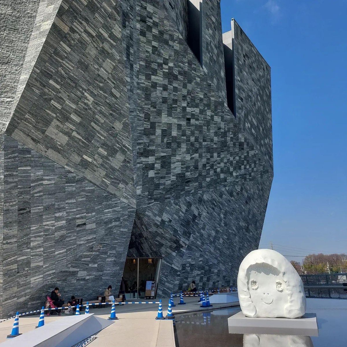 TyphoonBooks's tweet image. เจ้าสำนักไต้ฝุ่น @prabdayoon มีโอกาสไปเยือน Kadokawa Culture Museum ที่จังหวัดไซตามะ ประเทศญี่ปุ่น เราขอนำบรรยากาศที่นั่นมาให้ชมกันค่ะ
.
ตึกพิพิธภัณฑ์ออกแบบโดย Kengo Kuma ภายในมี 5 ชั้น โดดเด่นที่สุดคงเป็นชั้น 4 ที่มีส่วนผสมสนุกๆของความเป็นห้องสมุด (เปิดหนังสืออ่านได้)  
.
1/3