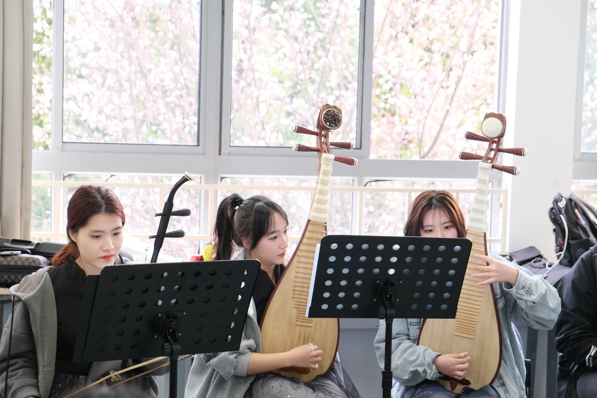 XJTLU's tweet photo. XJTLUers from around the world 🌍 gather while immersing themselves in the beauty of Chinese culture 💜 🇨🇳
#ReunionVibes #ChineseActivities #Internationalstudents #studyabroad #China #Suzhou #xjtluers #peopleofxjtlu #FriendshipKnowsNoBorders https://t.co/LhVXfoWHfV