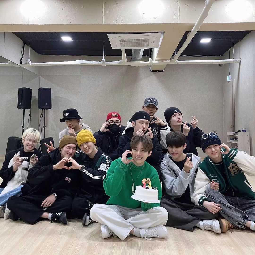 BeomsooBrasil's tweet photo. 📸 Atualização com Beomsoo e os outros membros em comemoração ao aniversário do Lex 🎂

#XODIAC #소디엑 #CALLING #콜링 #XODIAC_CALLING
#BEOMSOO #범수
#OCJNEWBIES #오씨제이뉴비스
 #OCJENT #ONECOOLJACSO #원쿨잭소 https://t.co/Xm5rsebPss