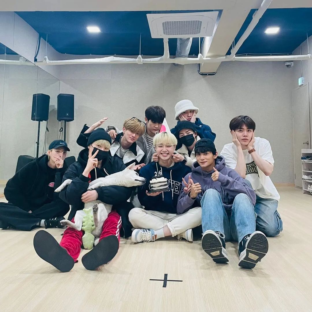 BeomsooBrasil's tweet photo. 📸 Atualização com Beomsoo e os outros membros em comemoração ao aniversário do Seungdae 🎂

#XODIAC #소디엑 #CALLING #콜링 #XODIAC_CALLING
#BEOMSOO #범수
#OCJNEWBIES #오씨제이뉴비스
 #OCJENT #ONECOOLJACSO #원쿨잭소 https://t.co/HR0SF5Ld9H