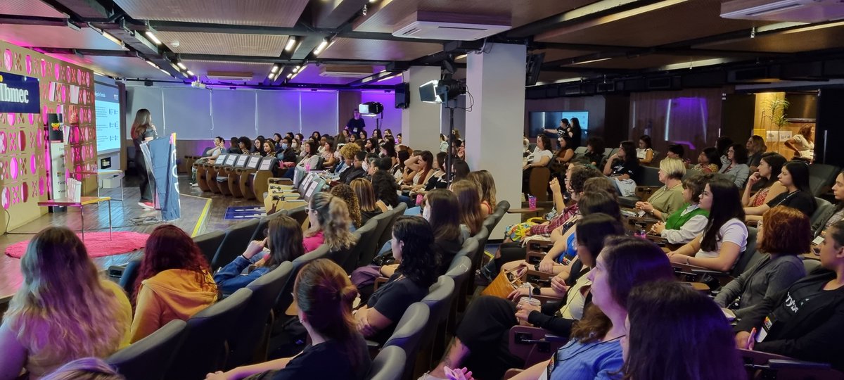 glaucia_lemos86's tweet image. Começamos! @cynthiazanoni dando as boas vindas para quem veio ao evento da @womakerscode hoje na @Ibmec_oficial São Paulo!
Casa cheia! 😍😍😍
#womakerscode