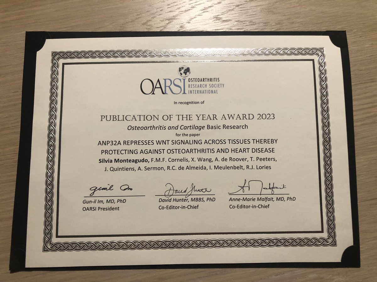 Proud to receive the @OACJournal basic science paper of the year reward for the team with @SilviaMonteag You can read it at tinyurl.com/3w64vtsd - this paper took us from cartilage to heart and brain! @DevReg_KULeuven