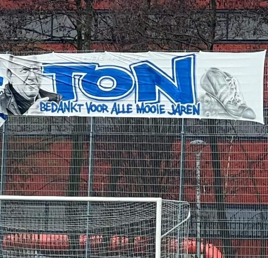 Haagsamvoetbal's tweet photo. Een ode aan de overleden Ton Boevink voor de wedstrijd ODB - HPSV #boevink #ode #overleden #odb #hpsv #denhaag #spandoek https://t.co/2nZ0PqM9Xx