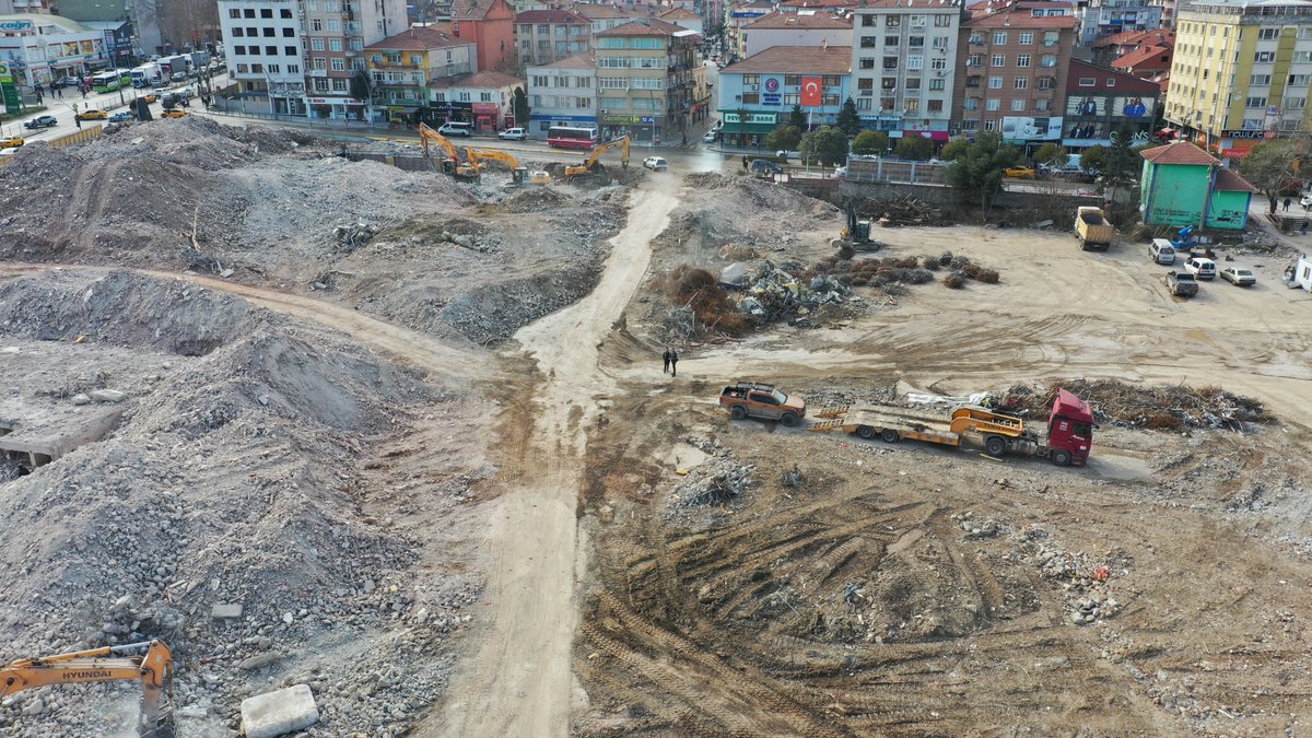 Bazı yıkımlar güzeldir!

Kocaeli Gölcük Merkez Mahallesi Kentsel Dönüşüm Projemiz kapsamında,565 hak sahibimize ait 322 konut, 247 işyeri, 54 ofisin %98 oranında uzlaşması ekiplerimizce sağlanmıştı. Yıkımlar tamamlandı. Şimdi sıra temel atma töreninde.. 😉 #deprem #kentseldönüşüm