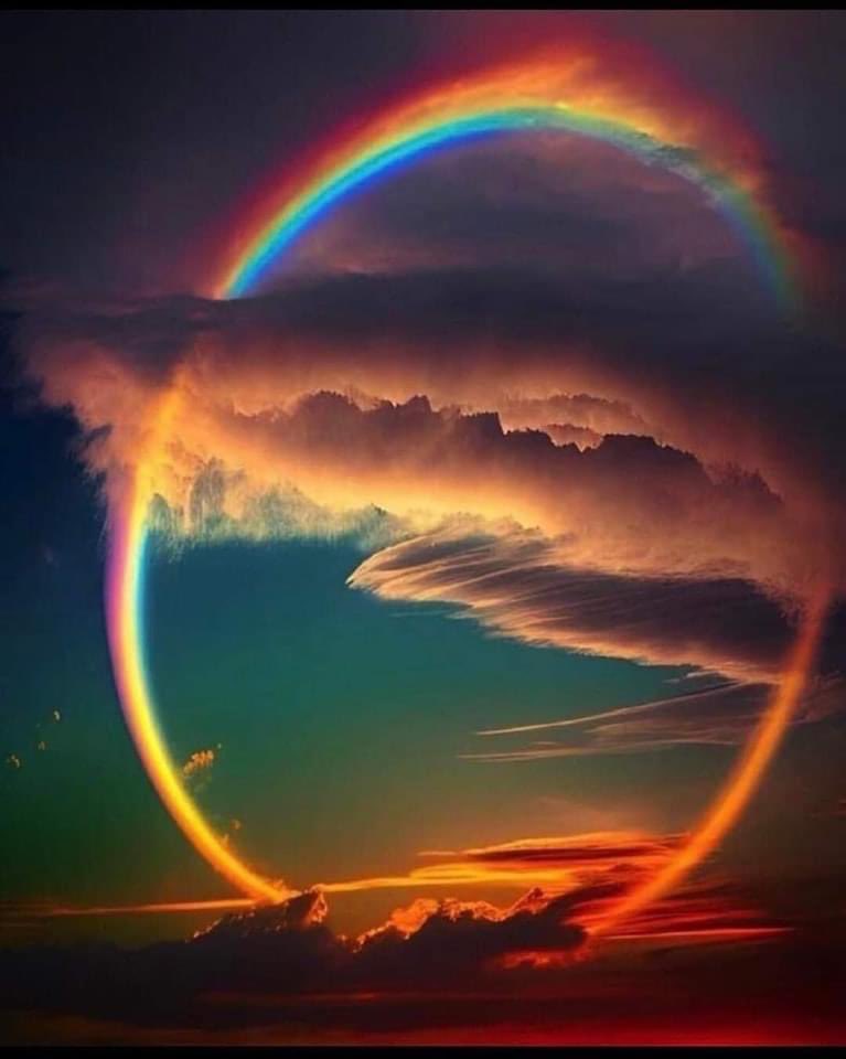 Una imagen asombrosa de un arco iris completo capturado a 30,000 pies por el piloto Lloyd J. Ferraro. Los arcoíris son en realidad círculos completos, pero solo vemos la mitad del arco desde la Tierra.