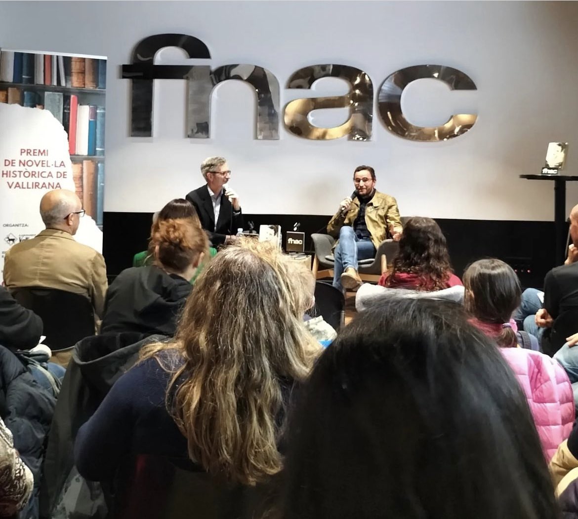 avazquezch's tweet photo. Qué bonita presentación la de ayer en @Fnac_CAT. ¡GRACIAS por acompañarme! ‘La mujer del miliciano’ no podía empezar mejor 😊 
@EdDieresis @Vallirana https://t.co/GI0ebv6wTA