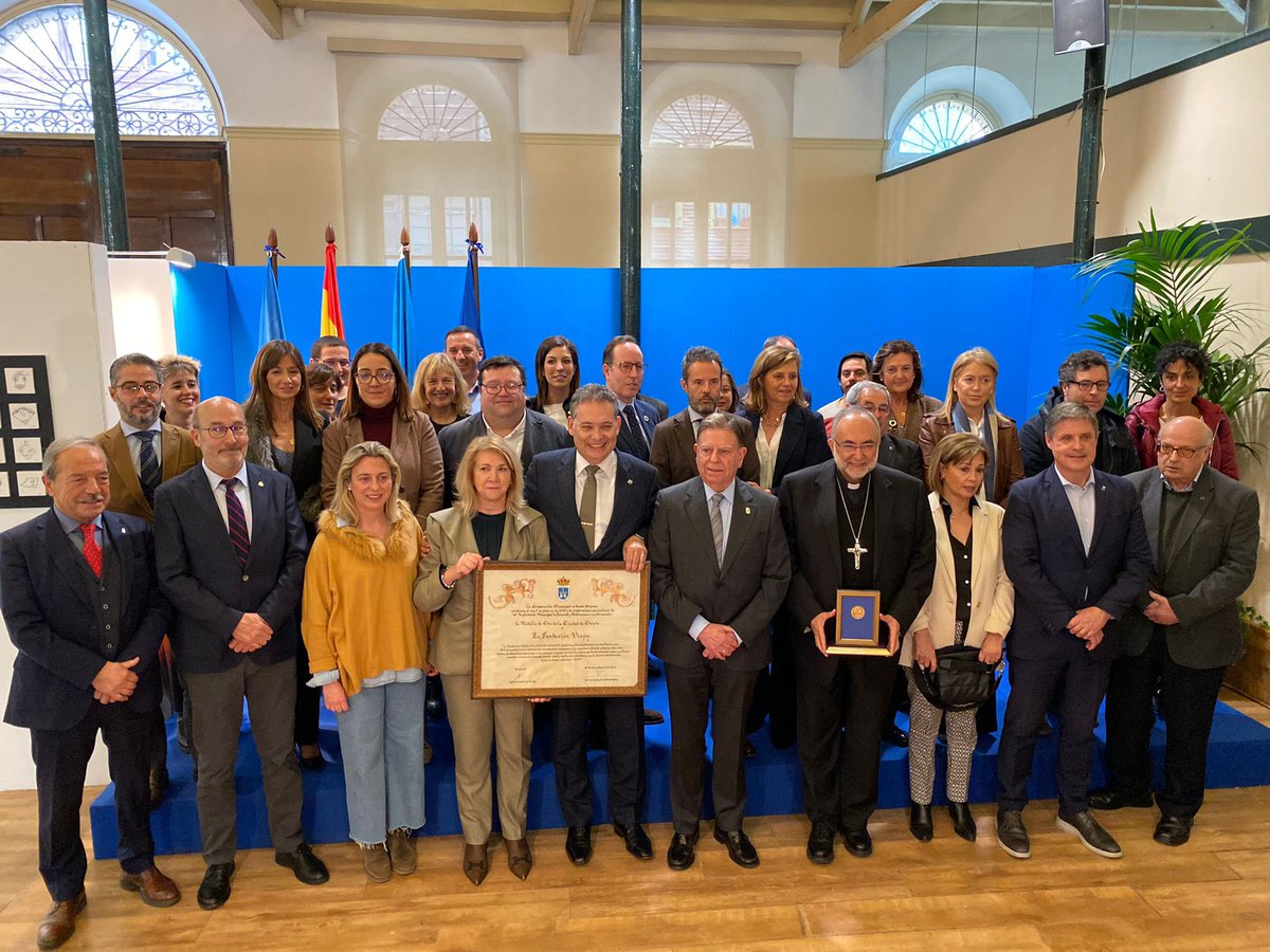 En la entrega a #FundacionVinjoy de la medalla de oro del Ayuntamiento de #Oviedo, en representación del @DelGob_Asturias