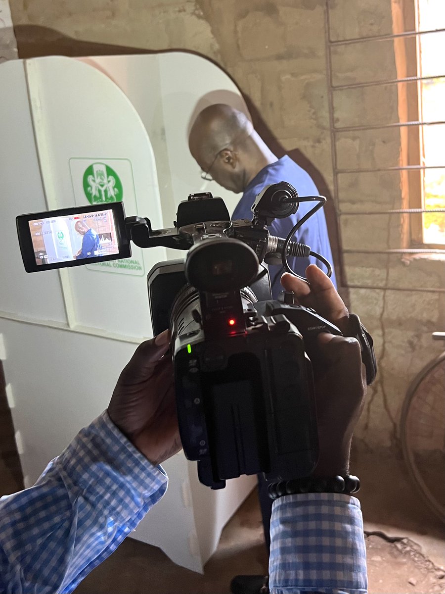 Alex Otti, Labour Party guber candidate in Abia casts his vote

#Abiadecides2023
#NigeriaDecides2023