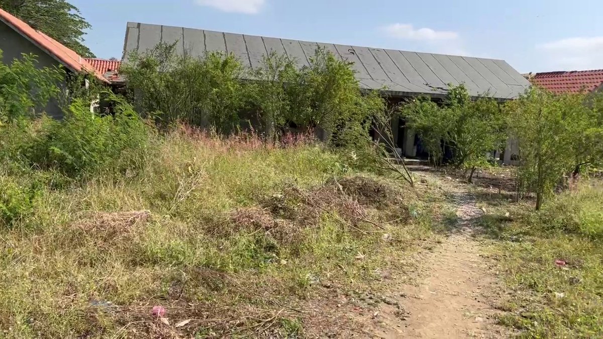 InformalRD's tweet photo. En este estado se encuentra la estancia @INAIPIRD de San Martín en La Vega, comunitarios claman intervención de @angelhdez50 y autoridades de @EducacionRDo; obra está prácticamente terminada, pero fue abandonada y hoy es "solar baldío". https://t.co/jMZGVS7MNU
