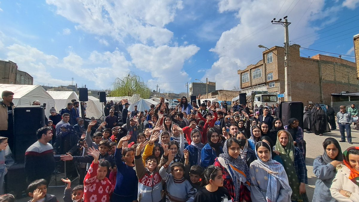 Bahman_Babazade's tweet photo. «#ماکان_بند» بدون اعلام قبلی به خوی رفت

«امیر و رهام» اعضای «ماکان بند» از گروه های سرشناس #موسیقی_پاپ از ساعاتی پیش و بدون اعلام قبلی در بین زلزله زدگان خوی حاضر شدند و طبق قولی که در نخستین #کنسرت تهران به مخاطبانشان دادند، اجرایی خیابانی را در این شهر در حال برگزاری هستند https://t.co/Jlb4b4idOE