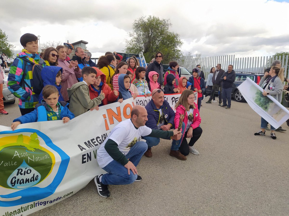 AfectadosRonda's tweet photo. Último relevo en el parking de #Acinipo. Rumbo a la venta Leche. 💪 #MacroRenovablesNo #SerraníaDeRonda https://t.co/ifR7hE0KTi