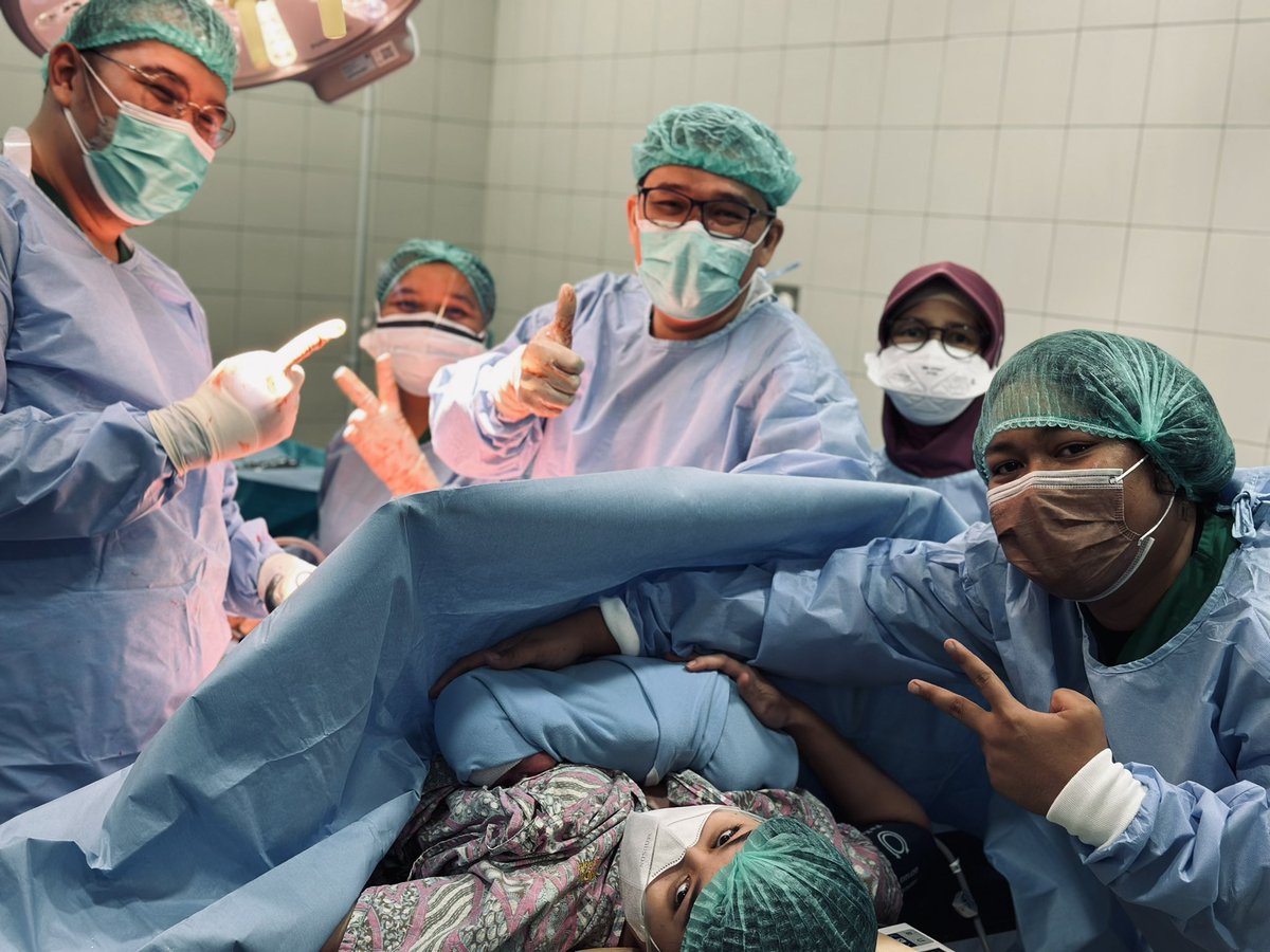 m_marshel's tweet image. Huaaaaa!! Teman-teman! Terima kasih untuk setiap doa yang baik dari teman-teman buat aku ya… 🙏🏻🙏🏻🙏🏻

Ini kabar gembira: Telah lahir seorang anak dengan sehat dan tidak kekurangan suatu apa pun juga. Bahagiaaaa…. dan semoga kebahagiaan yang lebih-lebih lagi bisa dirasakan