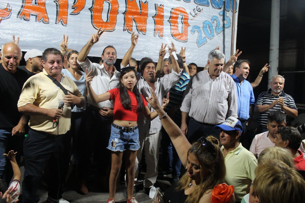 MarceloCaponio's tweet photo. 3000 vecinos, amigos y compañeros del barrio Almafuerte acompañaron a nuestros candidatos en una hermosa noche.
La lista 821, está compuesta por hombres y mujeres de gestión, con una gran trayectoria política y muchos años de notable acción social. https://t.co/aU9bxyGkvV