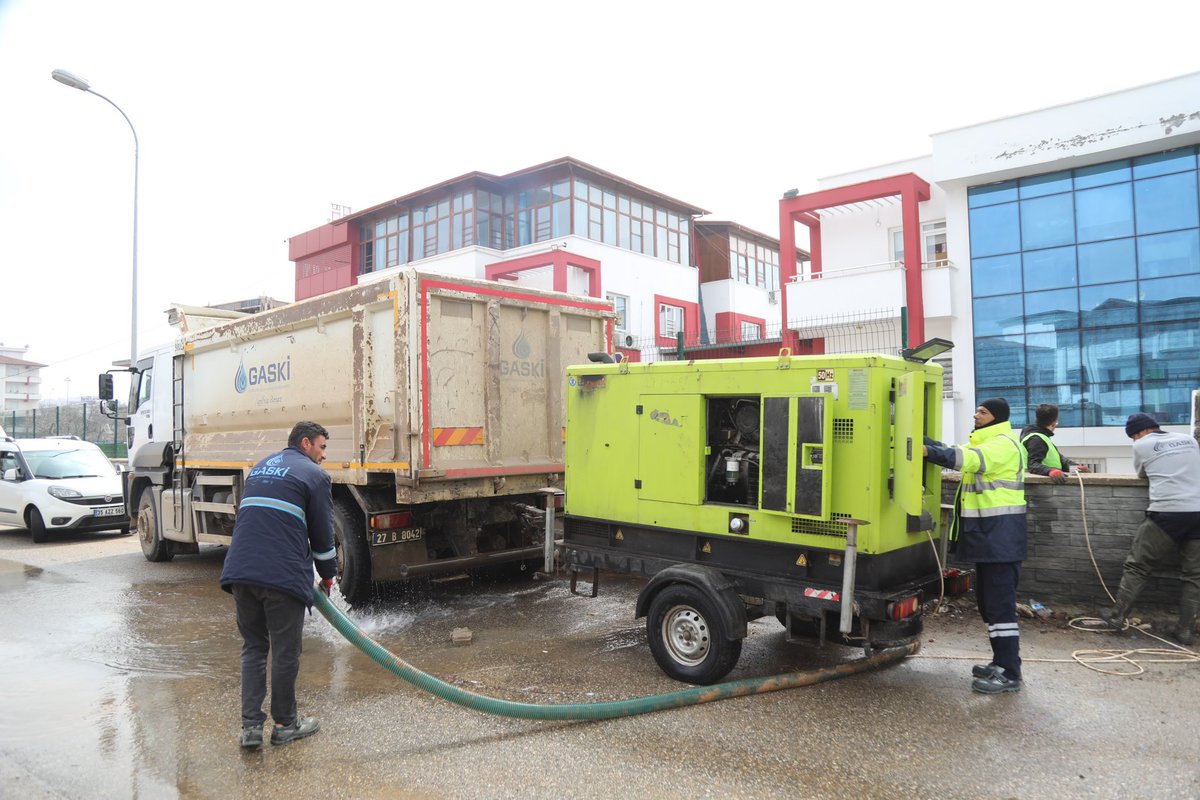 Gece itibari ile şehrimizde yaşanan şiddetli dolu ve sağanak yağışdan dolayı zemin katlarda biriken suların tahliyesine aralıksız devam ediyoruz…