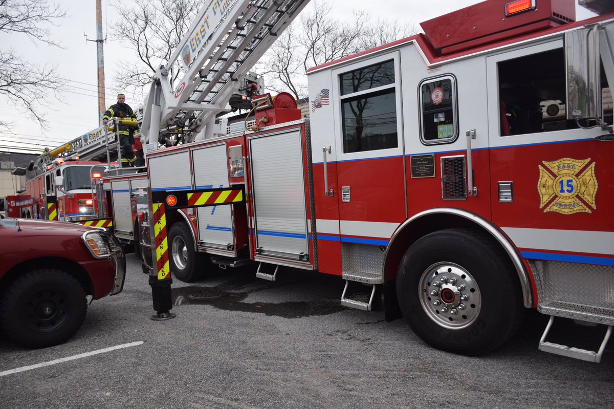 Chief_Ippy's tweet photo. #positiondontpark 📷 of a recent fire in E. Farmingdale, Long Island 📸#CrossbuffJrPhotography. Fire was deep in a commercial unit companies had long hose stretch & tight area to set up truck operations. @thefirenews @Firefrank76 @frankriccidc @suburban40 @SuffolksBravest https://t.co/ttrNNGm0A9