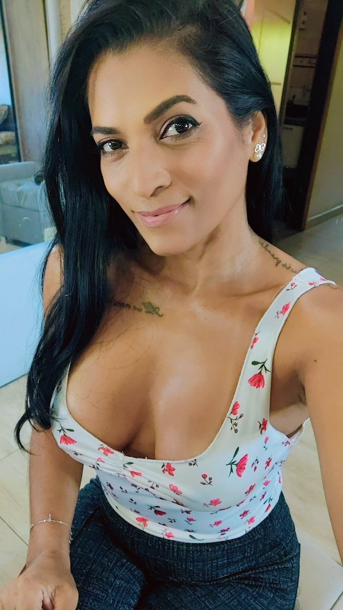 Minha vidinha linda tá virando um caos a medida que o semestre avança, é muita atividade pra uma pessoa só.. Saudade de papear com vcs, e fim, vamos que vamos! Bom fds pra vcs!