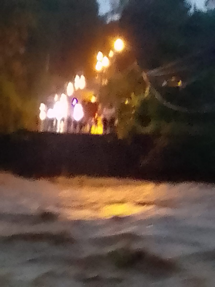 santiago_axl's tweet photo. Se cayó el puente que está en el Rio Blanco en Via a Los Bancos, vía a Puerto Quito y  a Quito desconectado todo.
La crisis aquí es grave se desploma todo ese sector, ganadero, palmiculto, Cacaotero, agricultor
@LassoGuillermo @Ambiente_Ec @MinGobiernoEc 
No hay otro camino. https://t.co/JCnest86wV