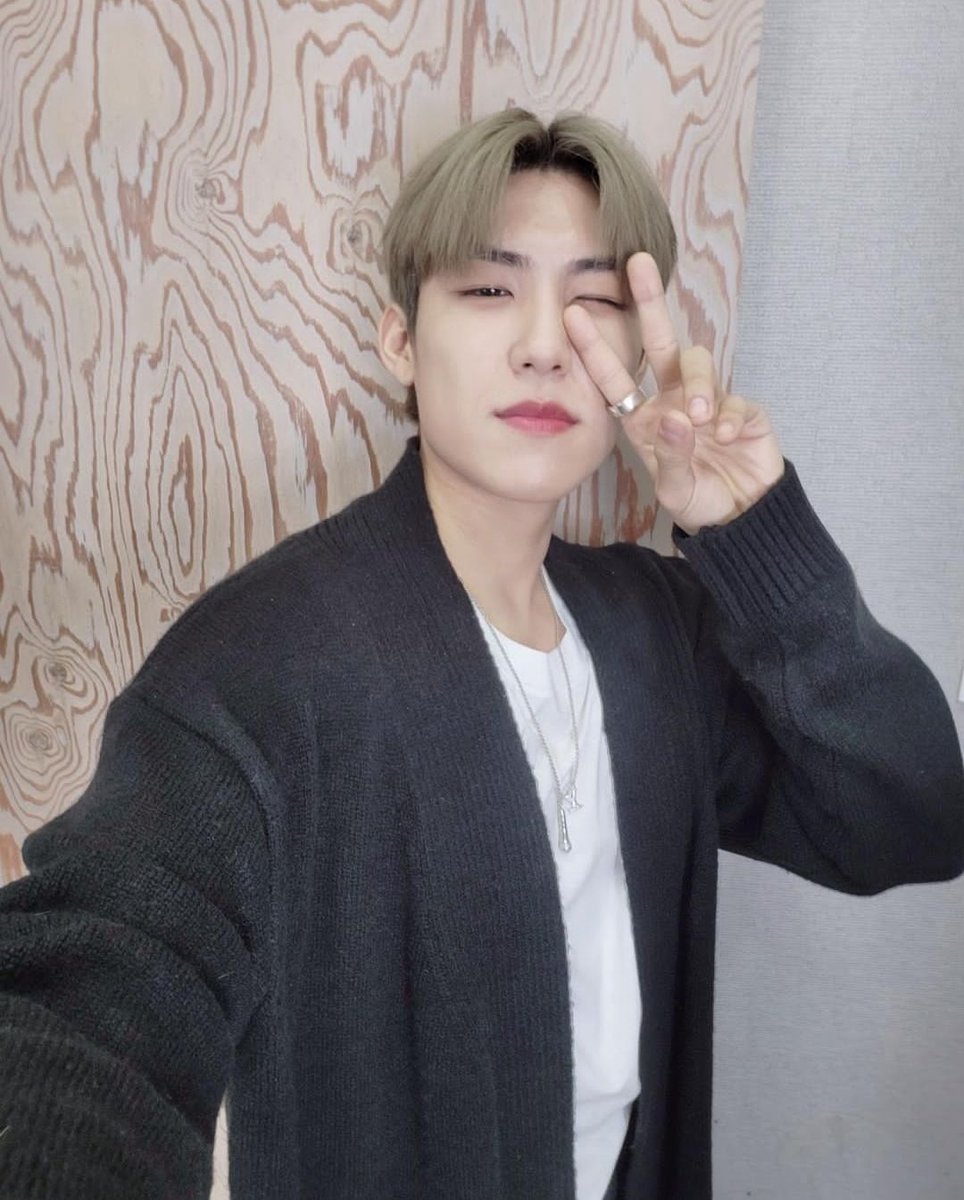 chamzeeya's tweet photo. tadinya mau marah sama ig karena telat banget dapet notif kalo akun yeppi update, tapi karena woojin GANTENG BANGET saya gajadi marah https://t.co/Sddbh9JM8C