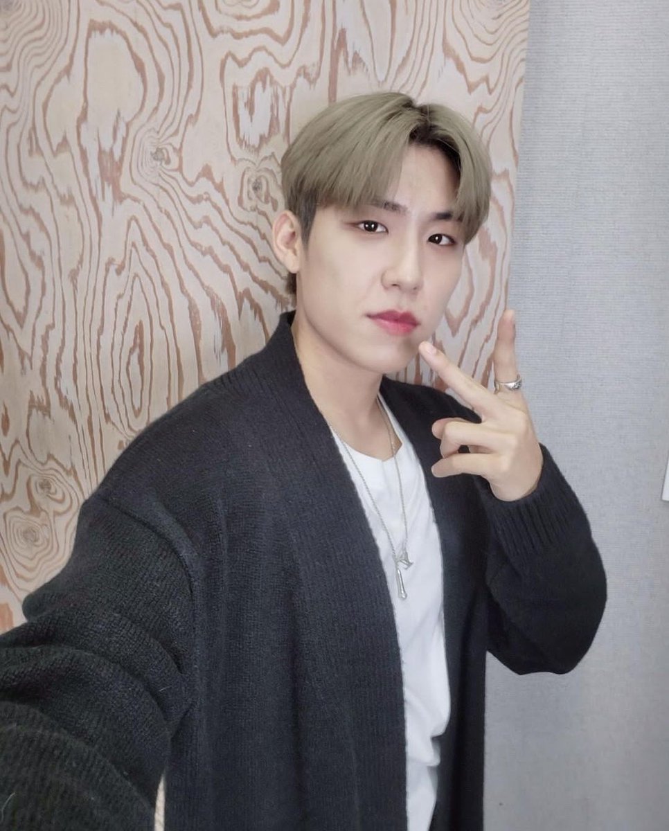 chamzeeya's tweet photo. tadinya mau marah sama ig karena telat banget dapet notif kalo akun yeppi update, tapi karena woojin GANTENG BANGET saya gajadi marah https://t.co/Sddbh9JM8C
