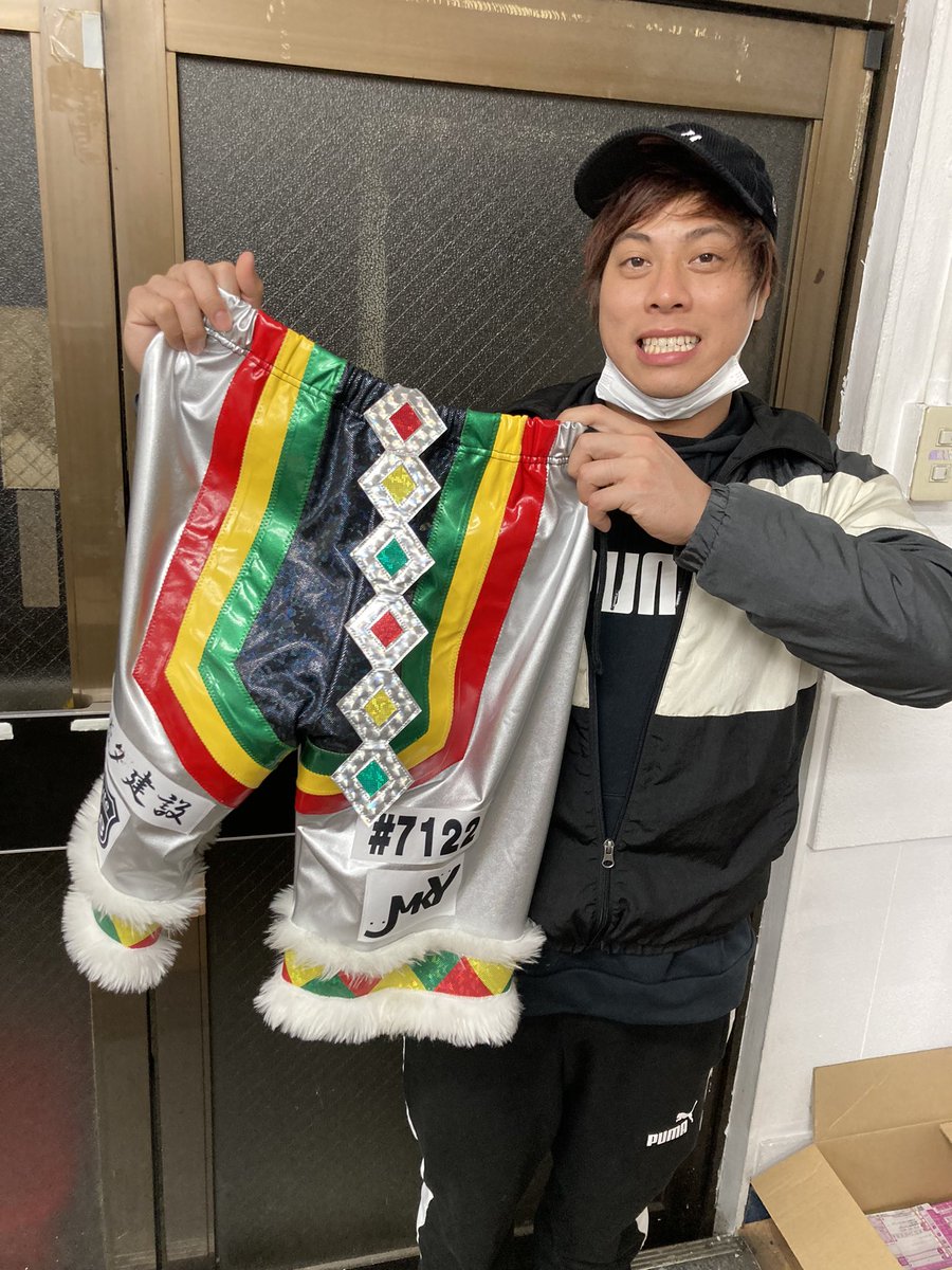 ssm_yokosuka046's tweet photo. ジェイソンの新コスの尻尾が千切れて困っていたので縫ってあげました✂️

今日はミシンに触れないつもりだったのはここだけの話🤫笑

#横須賀屋 https://t.co/7PxrEBV3EA