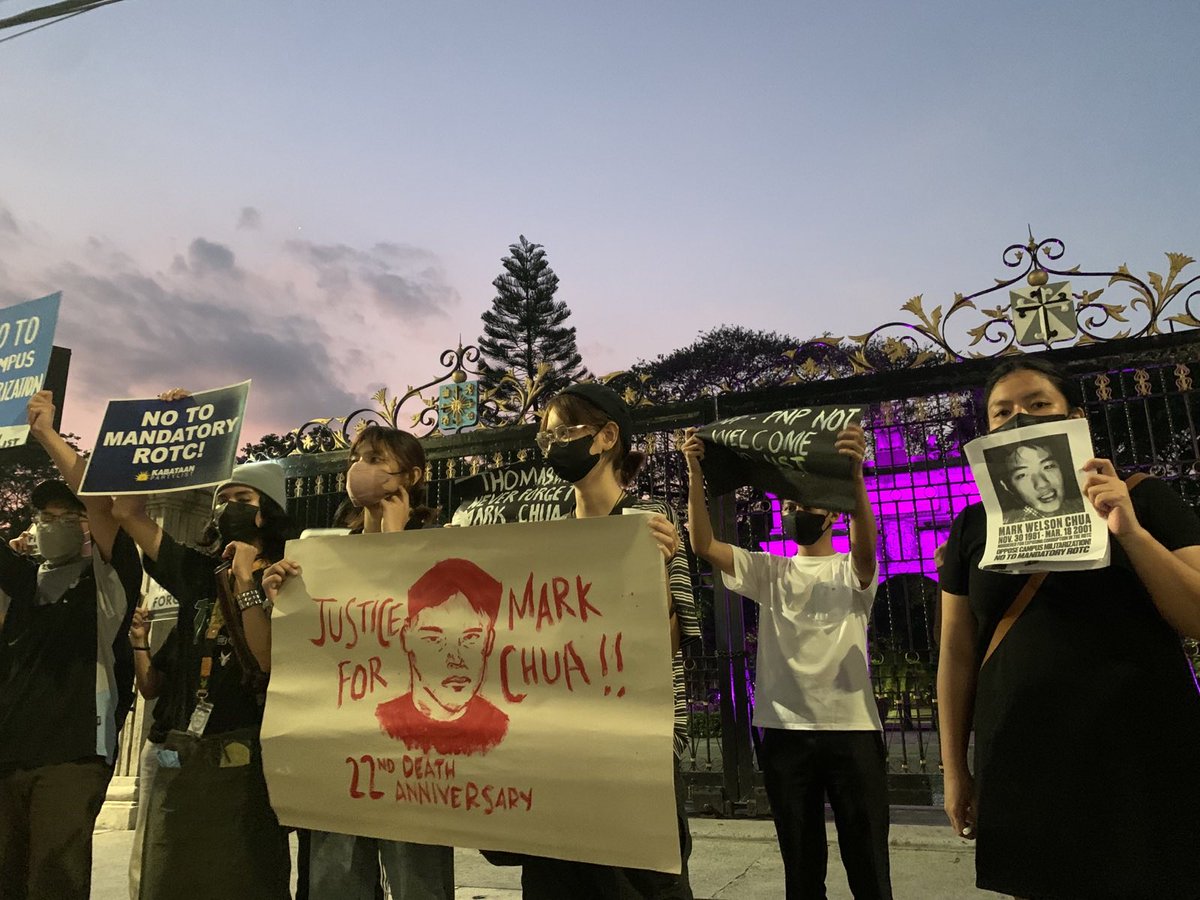 ABMendio's tweet photo. Nagkasa ng candle lighting protest ang mga kabataan mula Ubelt sa tapat ng UST upang alalahanin ang ika-22 anibersaryo ng pagkamatay ng student cadet na si Mark Welson Chua.

HUSTISYA PARA KAY MARK WELSON CHUA!

#NoToMandatoryROTC
#NoToCampusMilitarization https://t.co/gzNaUVnDCg