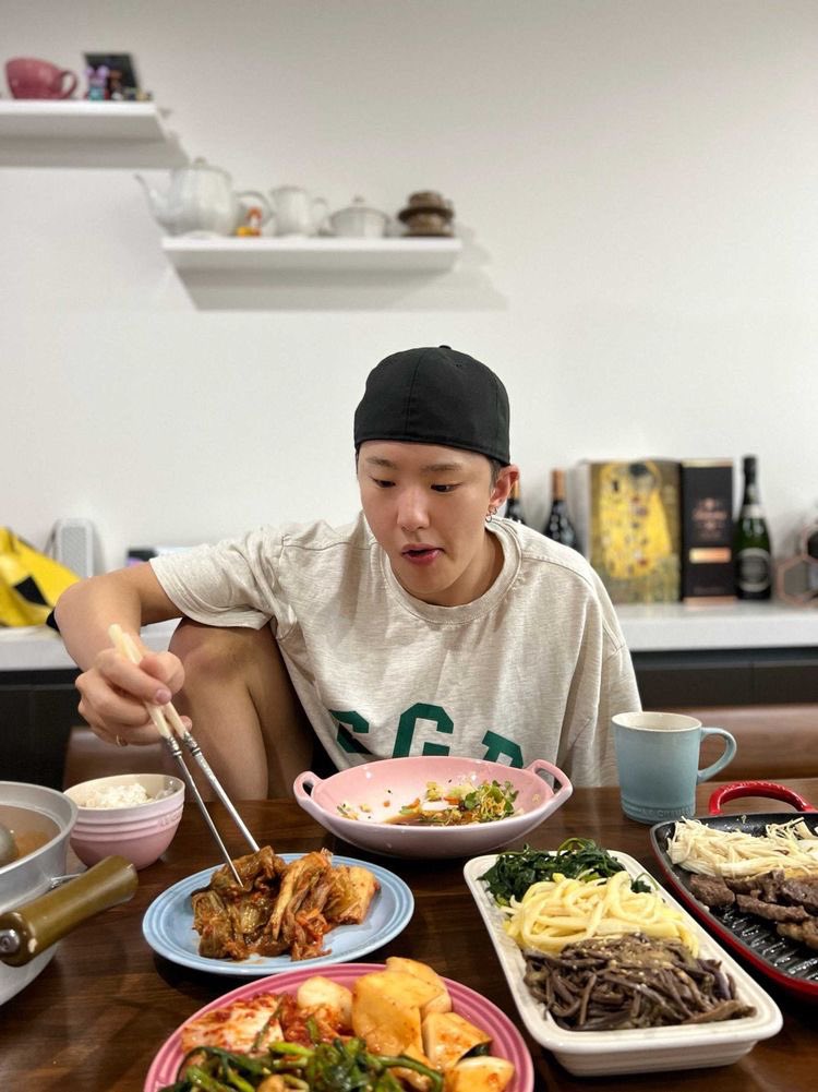 caratstalk's tweet photo. [17s] carats mumpung malming nih, ayo share foto bias kalian yg vibesnya malmingan banget!

sender first: edisi malming di rumah aja, lebih hemat🥰 https://t.co/Edu29Jv9JO