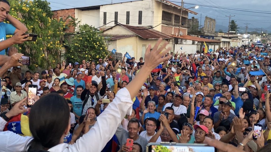 Una emoción empieza a despertar en el corazón del vzlano; una confianza ganada q se abre a un nuevo pacto; un creo en ti porq confío en ti y porq no quiero entregarme; porq es nuestra última oportunidad; es una marea azul q hoy va por el occidente y q pronto será d muchos colores
