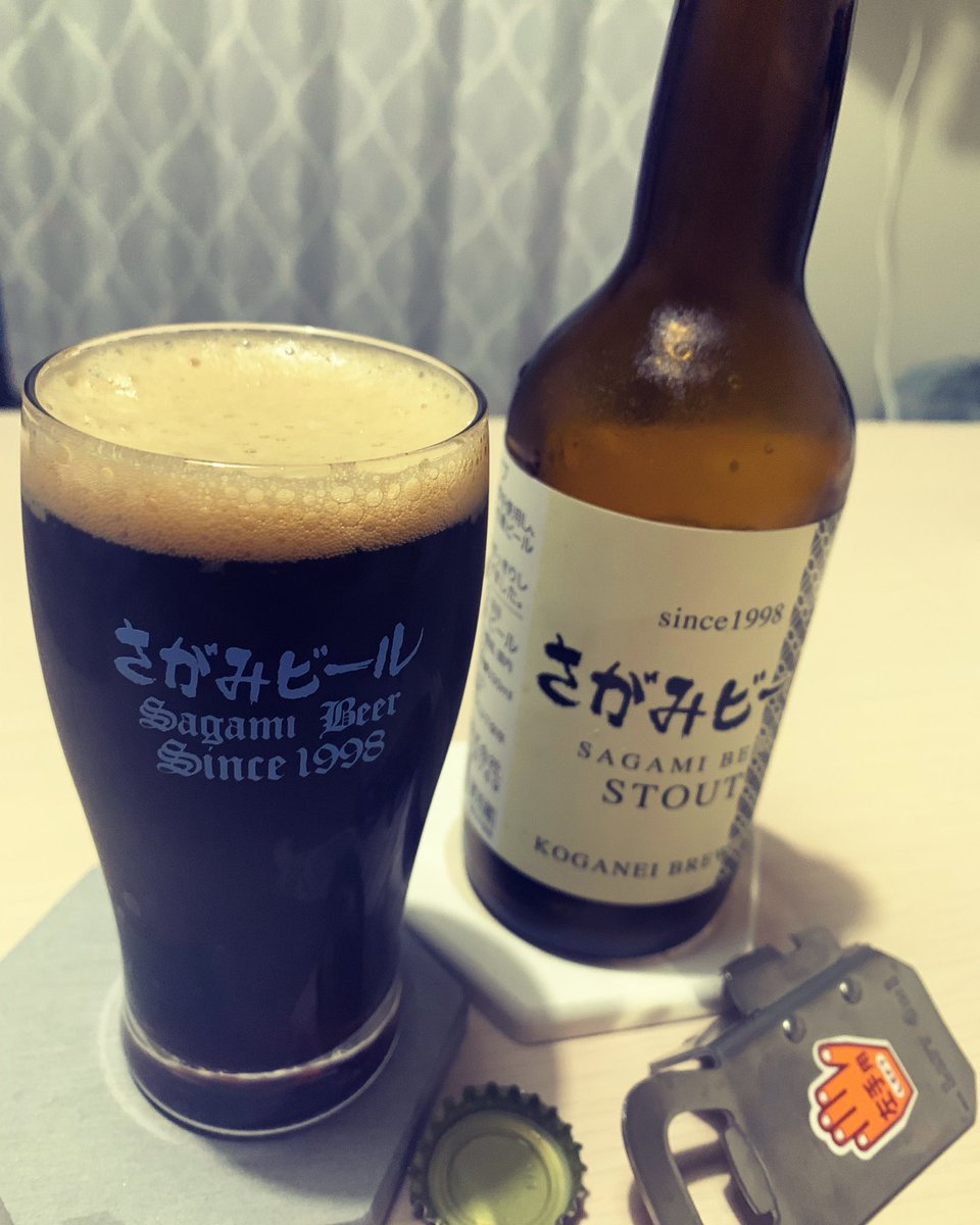 chieemo69's tweet photo. そしてお風呂上がりに戴き物のさがみビール（グラス付き）✨お酒は詳しく無いけど香ばしくて美味しい☺️🖤
#さがみビール #sagamibeer #strout 
#左ききの道具店 https://t.co/NRq0eRoqm2