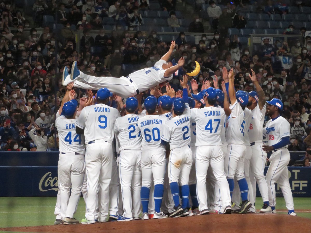 1994DSTYLE's tweet photo. 平田さん17年間中日ドラゴンズ一筋で本当に沢山の感動をありがとうございました。
大島さんからの花束贈呈めっちゃ感動した……💐 https://t.co/Bl1eF1kGE9