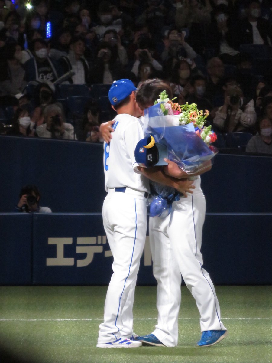 1994DSTYLE's tweet photo. 平田さん17年間中日ドラゴンズ一筋で本当に沢山の感動をありがとうございました。
大島さんからの花束贈呈めっちゃ感動した……💐 https://t.co/Bl1eF1kGE9