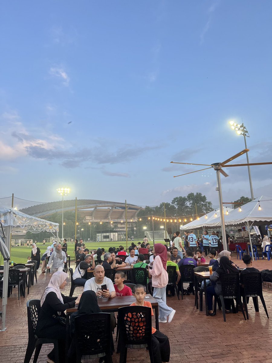 evarenadotco's tweet photo. Sekitar grand launching The Staydium, our brand new food court di #EVArena Shah Alam. Havoc betholll! 🔥

Siapa yang berada di sekitar Shah Alam, boleh singgah ye. Mana tau ada rezeki boleh menang PS5 ke TV ke. 😆🙌🏻 #forEVeryone #WeAreEnervive https://t.co/kXEqgec7DV