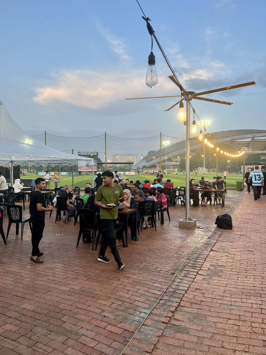 evarenadotco's tweet photo. Sekitar grand launching The Staydium, our brand new food court di #EVArena Shah Alam. Havoc betholll! 🔥

Siapa yang berada di sekitar Shah Alam, boleh singgah ye. Mana tau ada rezeki boleh menang PS5 ke TV ke. 😆🙌🏻 #forEVeryone #WeAreEnervive https://t.co/kXEqgec7DV