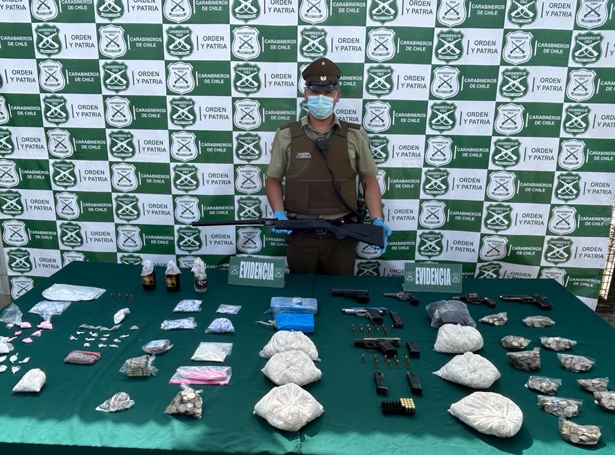 FRValparaiso's tweet photo. Durante esta jornada la Unidad Regional de Análisis Criminal y Focos #Sacfi @FiscaliaRegionV formalizará a 12 imputados por tráfico ilícito de drogas,tenencia ilegal de arma de fuego, municiones y bombas molotov en #SanAntonio Investigación se realizó con @CarabValparaiso https://t.co/LlsMKFkusO